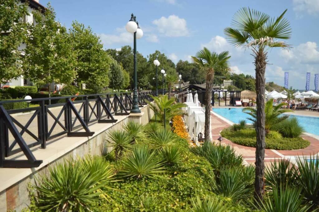 Apartment In The Picturesque Oasis Resort & Spa Лозенець Екстер'єр фото